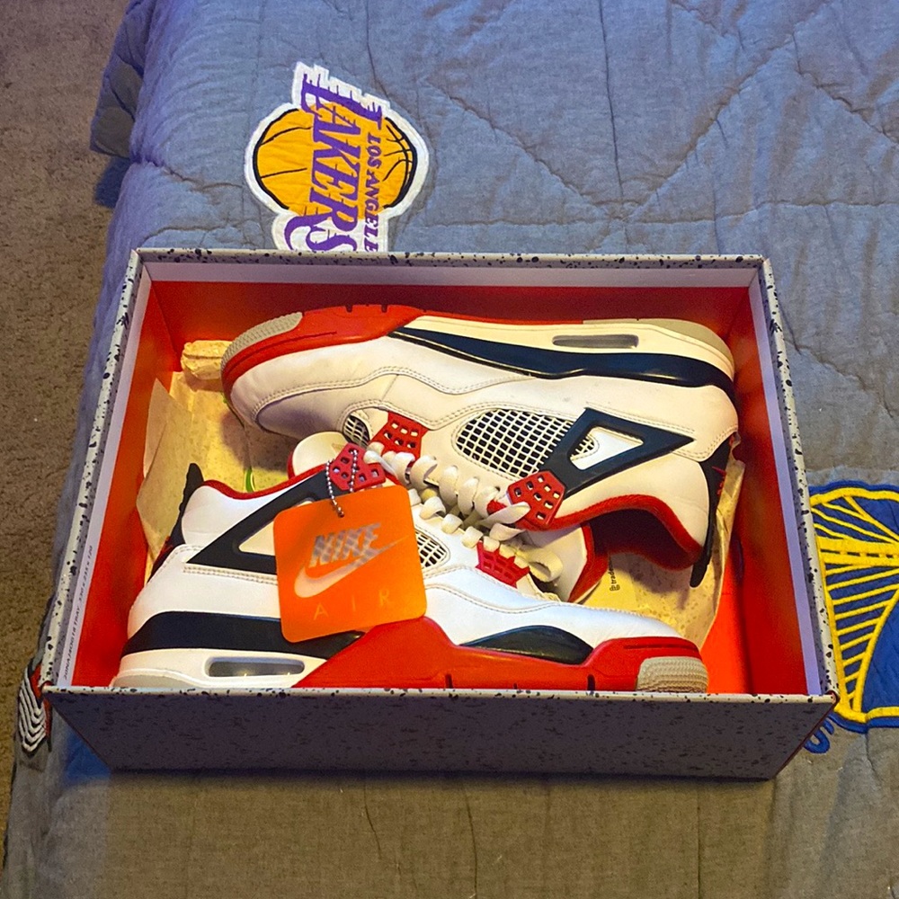 Jordan 4 Fire red